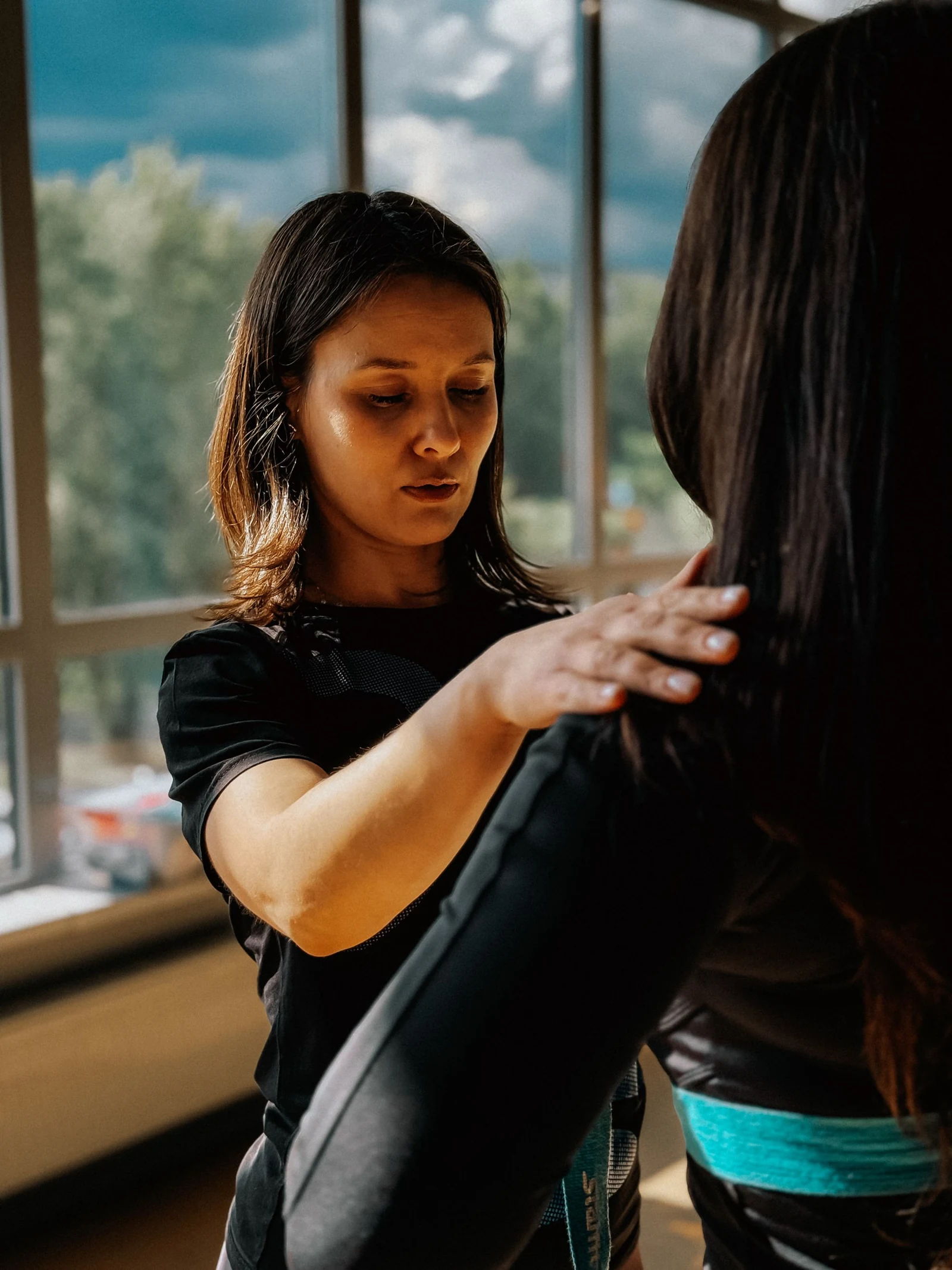 Personal trainer assisting a gym session